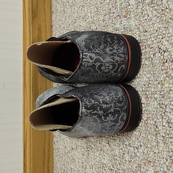 Walgate Men's Black and Silver Slip-On Shoes, Sz 11. - Picture 4 of 9